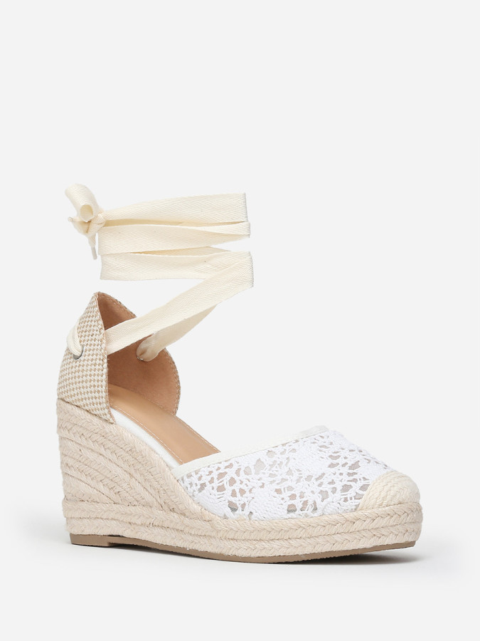 Espadrilles compensées blanches dentelées à nouer sur la jambe