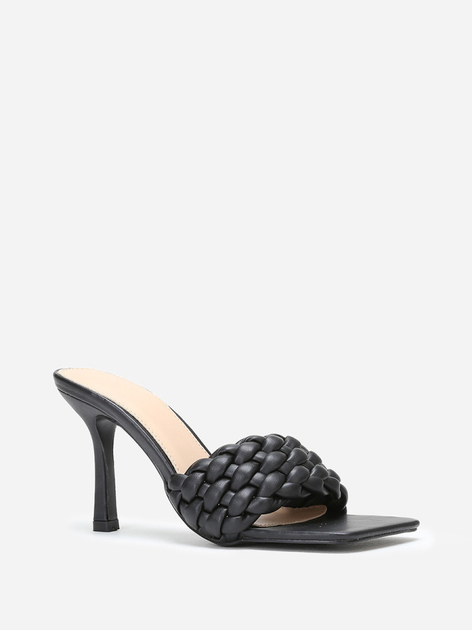Mules noires à bride matelassée et tressée