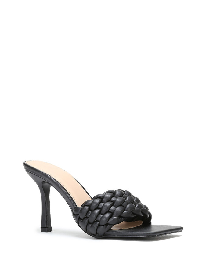 Mules noires à bride matelassée et tressée