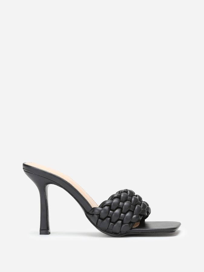 Mules noires à bride matelassée et tressée