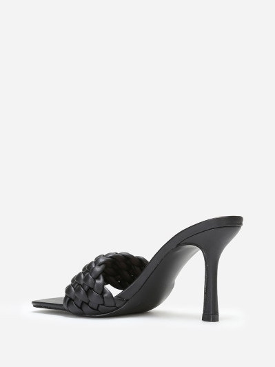 Mules noires à bride matelassée et tressée