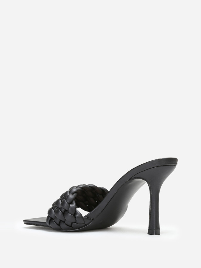Mules noires à bride matelassée et tressée