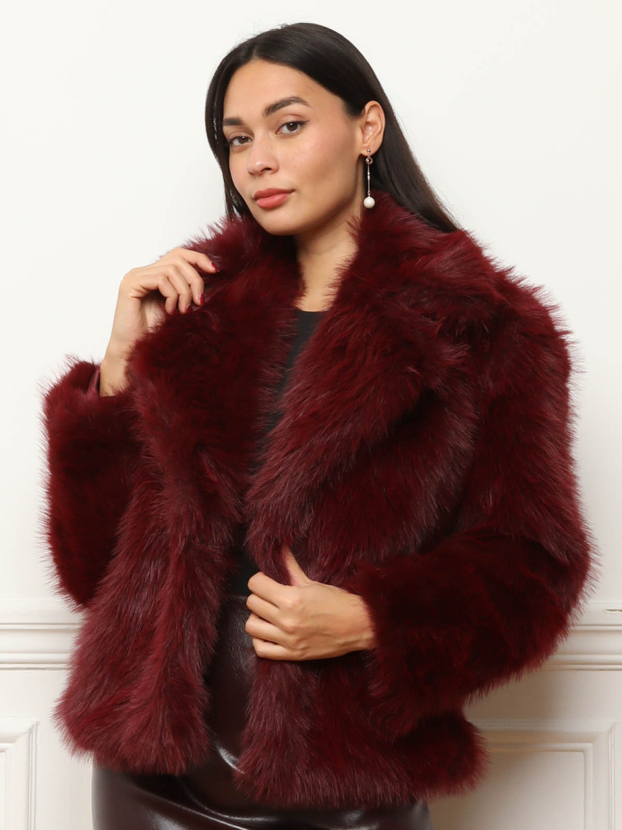 Manteau en fausse fourrure bordeaux ?� col revers