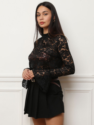 Top noir en dentelle à manches évasées