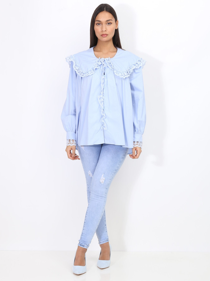 Chemisier bleu à col claudine brodé