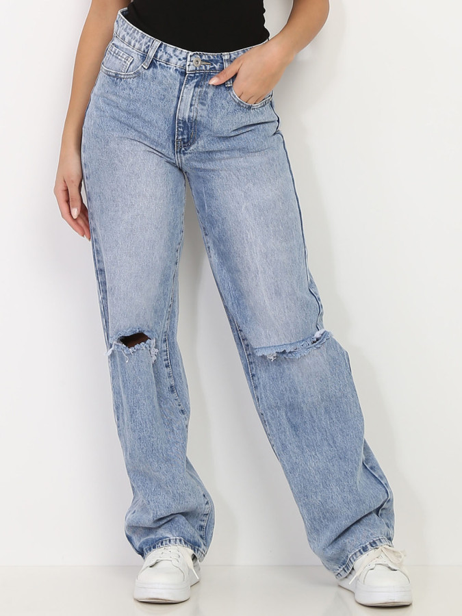 Jeans baggy bleu déchiré aux genoux