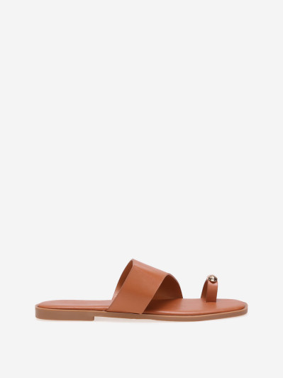 Mules asymétriques camel avec détail métallique