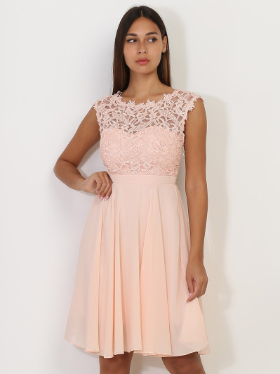 Robe rose avec dentelle