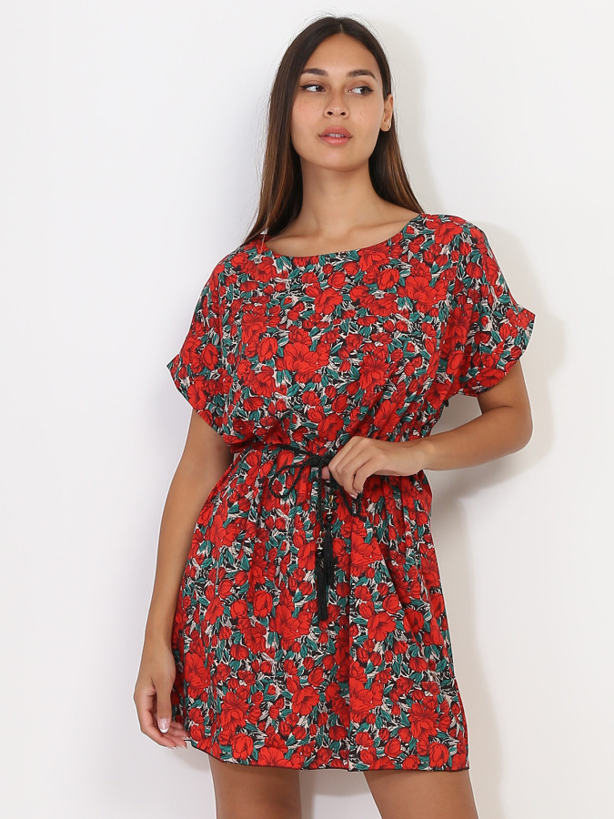 Robe rouge fleurie avec cordon