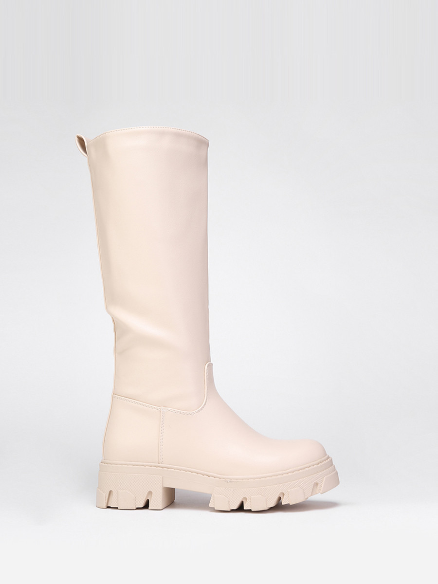 Bottes en simili beiges à semelle crantée Bottes en simili beiges à semelle crantée