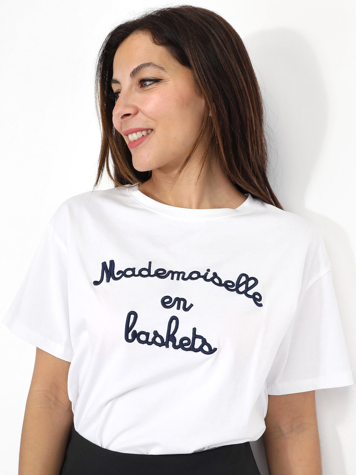 T-shirt brodé "Mademoiselle en baskets" image number 0