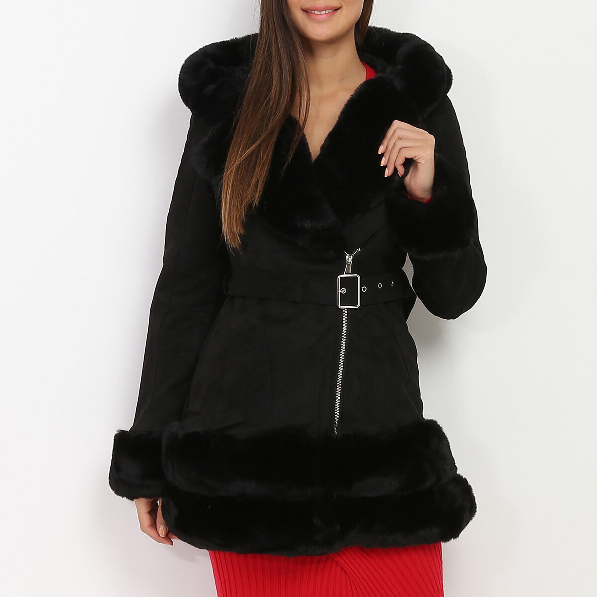 Manteau noir ceinturé à fourrure synthétique Manteau La Modeuse en coloris Noir Femme Vêtements Manteaux Manteaux de fourrure 