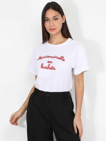 T-shirt ricamata "Mademoiselle en baskets"