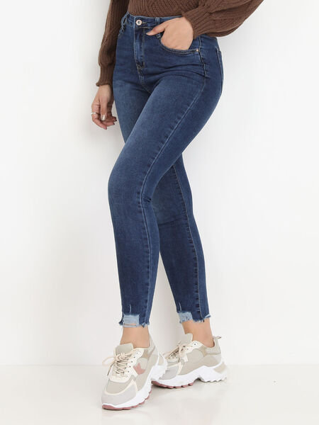 Skinny jeans con tobillos raídos